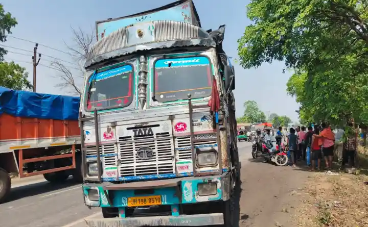 रामगढ़ में ट्रक और बाइक की भिड़ंत, मां-बेटी की मौत, दामाद की हालत गंभीर