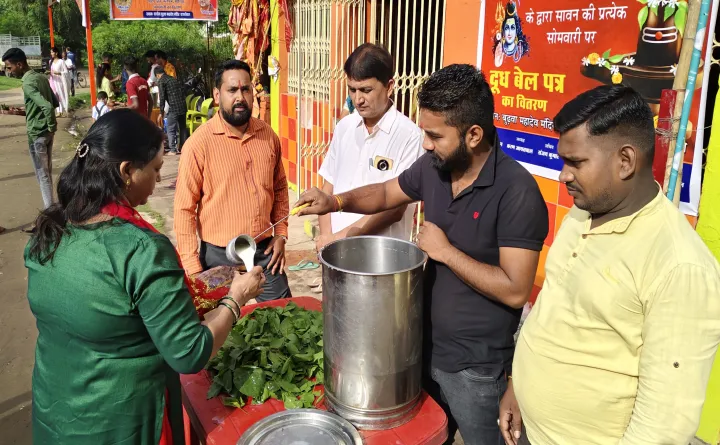 शिव भक्तों को सावन के प्रथम सोमवारी पर दूध, बेलपत्र का किया गया वितरण