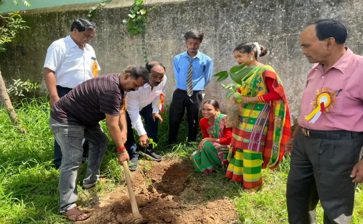 सेंट ग्रेबियल हाई स्कूल में प्रदीप प्रसाद द्वारा किया गया पौधा रोपण