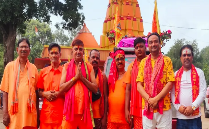 श्रावण की पहली सोमवारी को बुढवा महादेव में किया गया पूजन सामग्री का वितरण