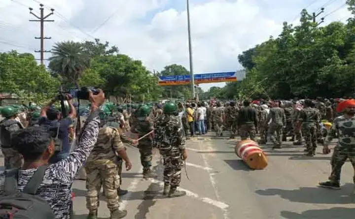 आंदोलनरत सहायक पुलिसकर्मियों ने तोड़ा बैरिकेडिंग, सीएम आवास पर पत्थरबाजी